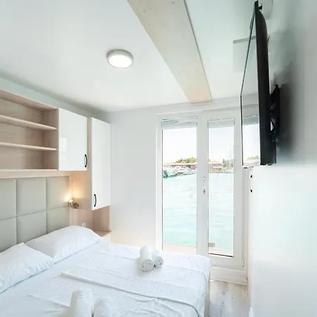 Bateau-hôtel Exclusive Houseboat By The Sea