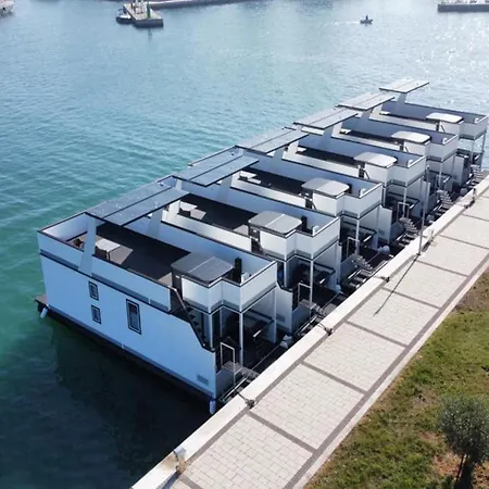 Exclusive Houseboat By The Sea 3*