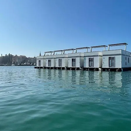 Bateau-hôtel Exclusive Houseboat By The Sea 3*