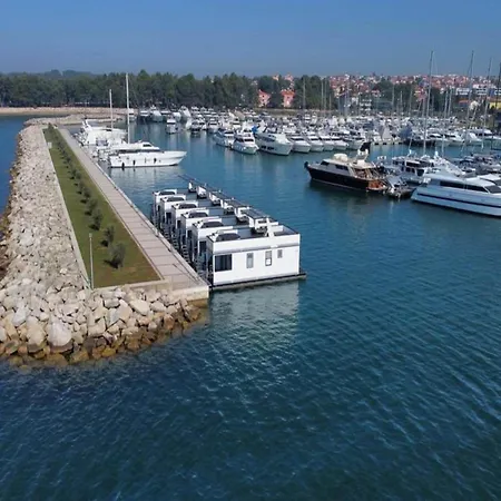 Bateau-hôtel Exclusive Houseboat By The Sea 3*